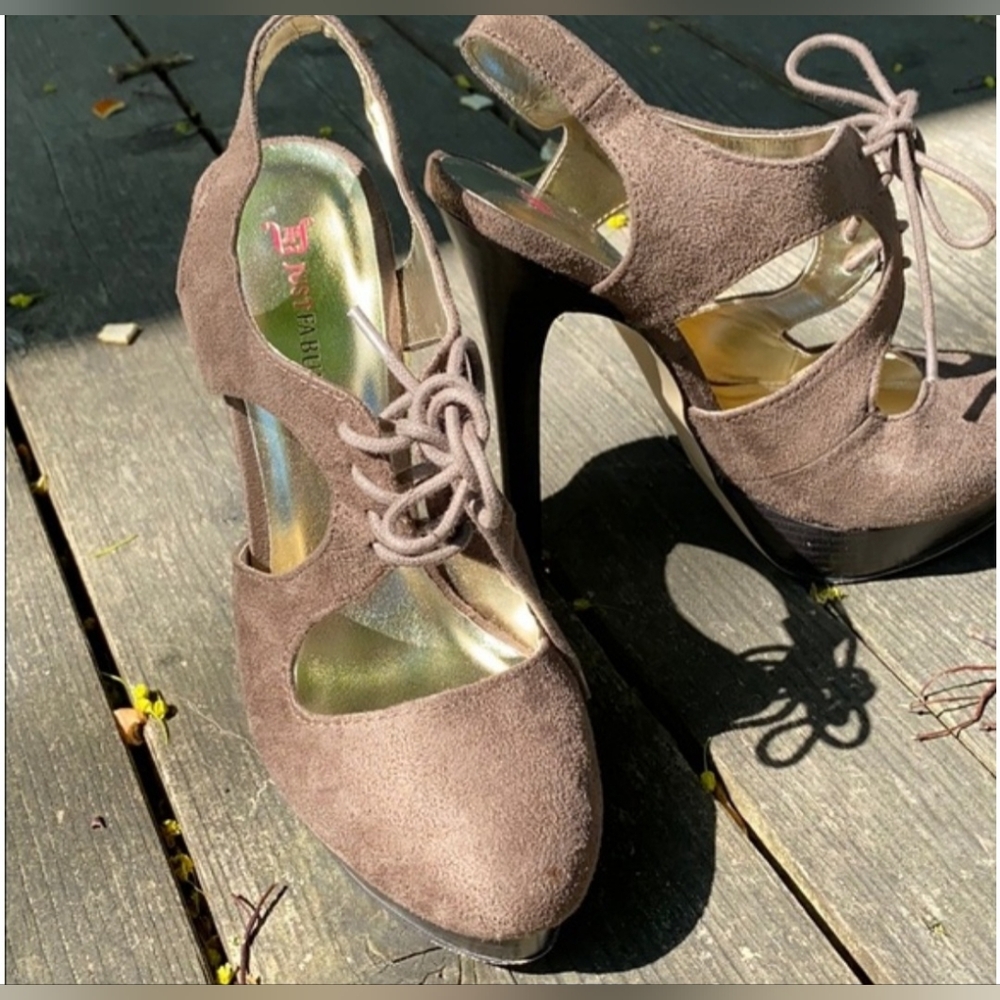 Womens sz.9 Beige suede platform heels.